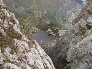 Il lago Voselline
sotto il Colle Lavere
(46580 bytes)